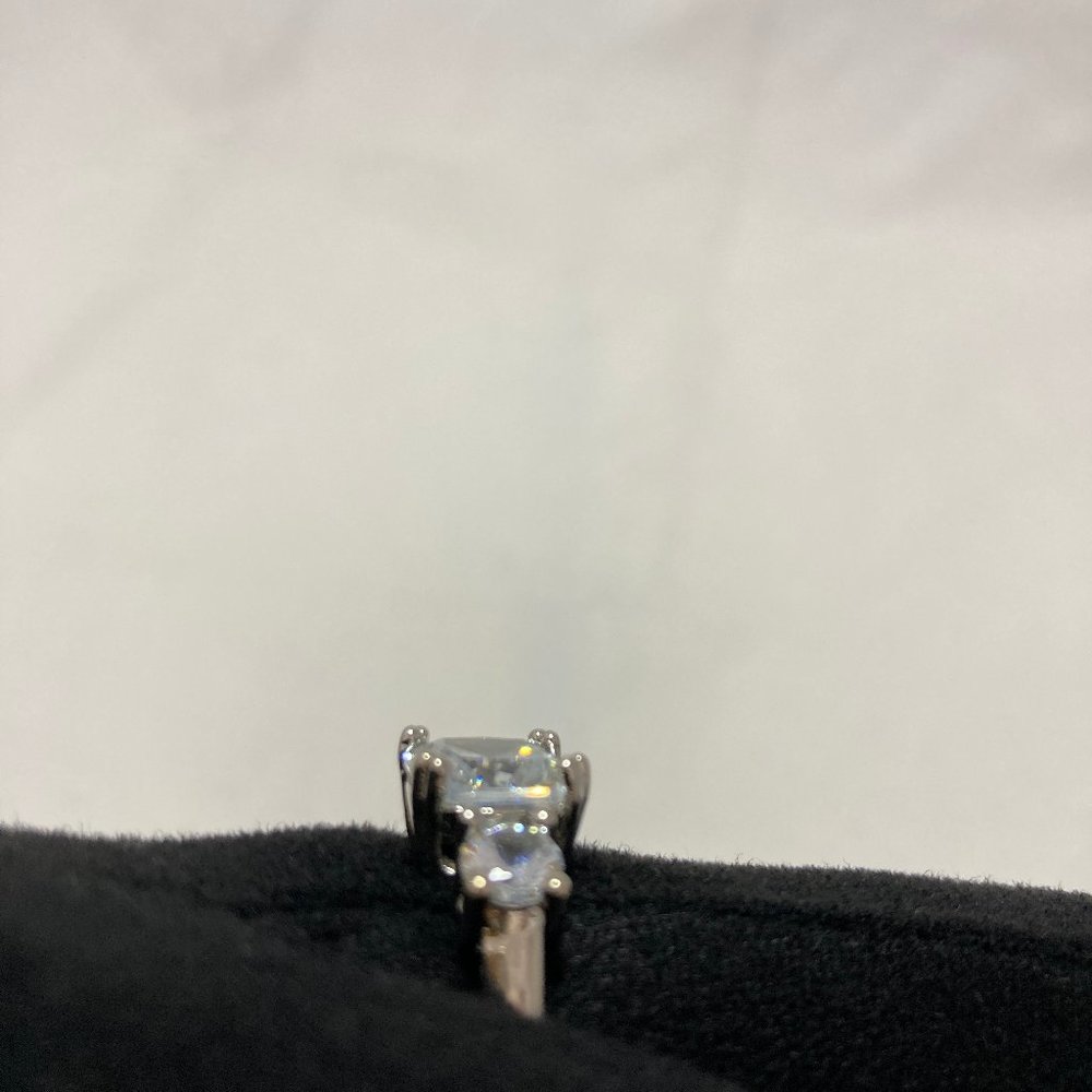 Three Stone Zircon Statement Ring Size 8 - Picture 2 of 6